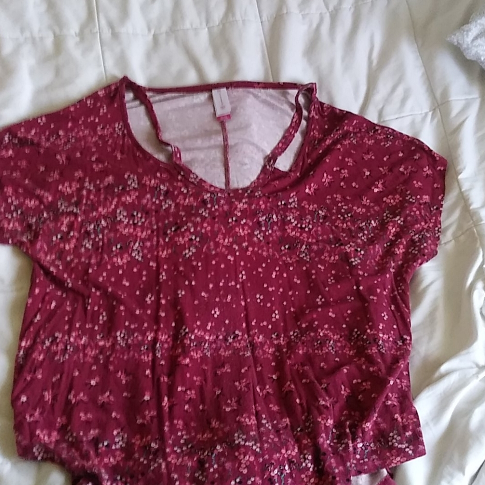 V-neck t-shirt with collar bone cut out